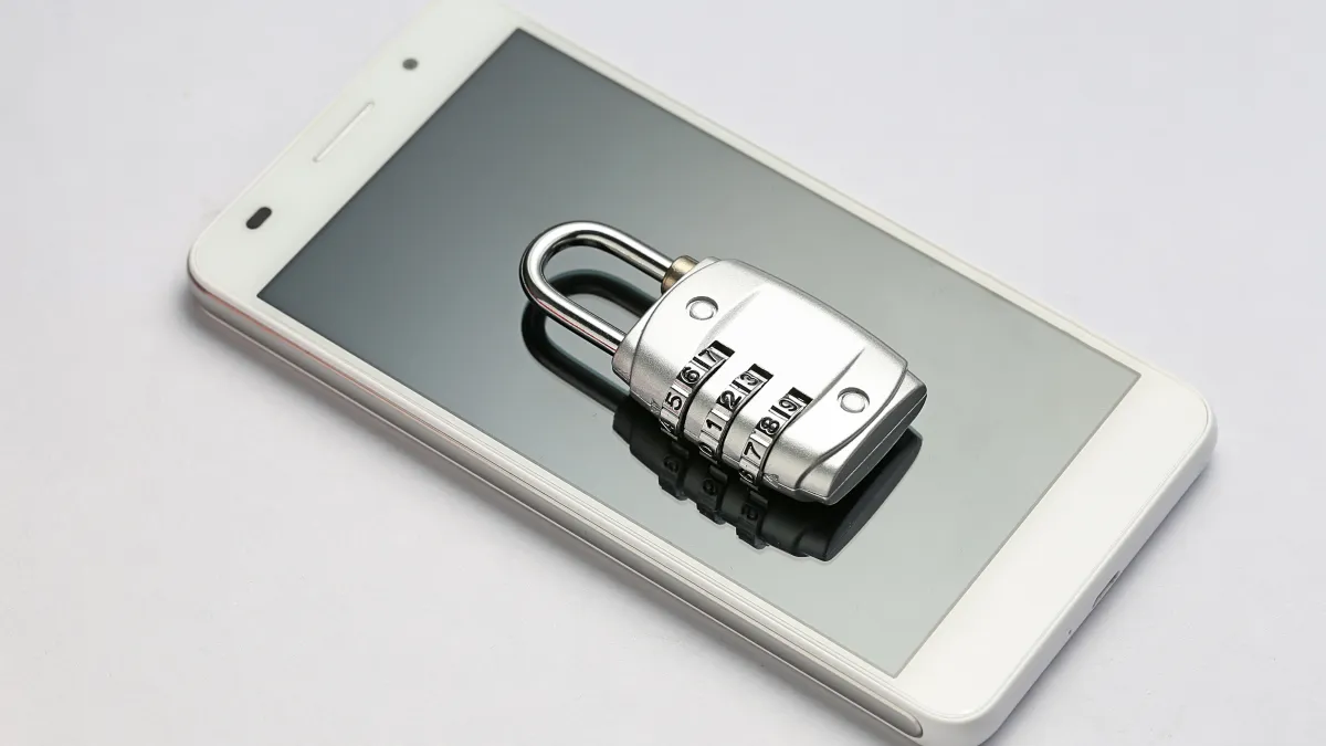 Chytrý telefon s visacím zámkem na displeji