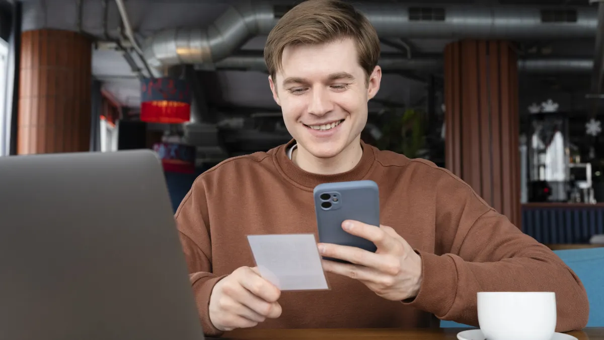 Muž skenuje mobilem QR kód