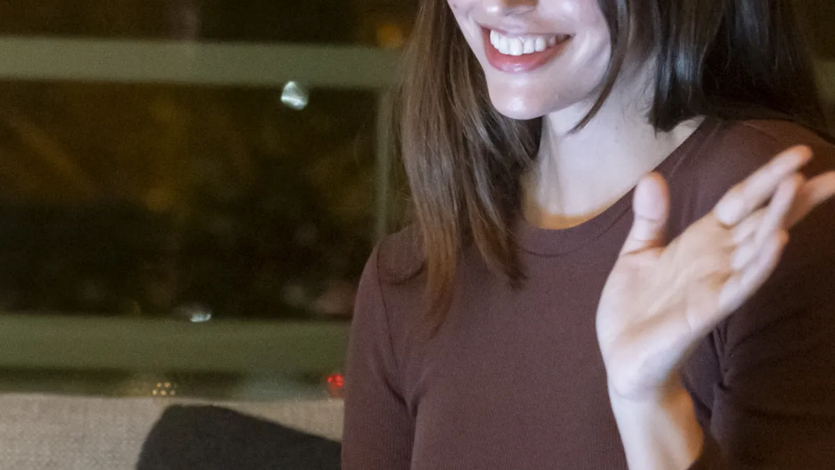 Žena večer na pohovce nadšeně kouká do notebooku