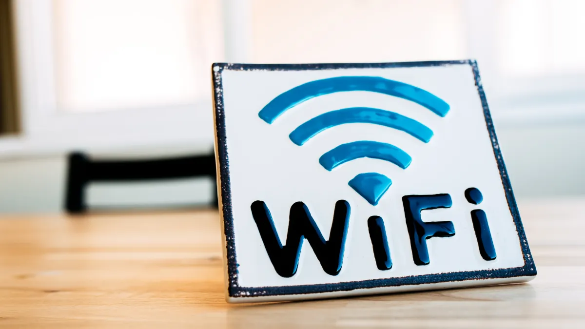 Cedulka se symbolem Wi-Fi na stole