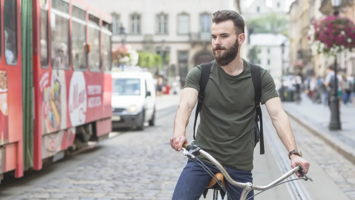 Cyklista jede po ulici v městském provozu